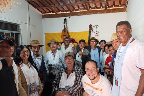 Folia de Reis Mensageiros do Oriente visita a Rádio Unidos Pela Tradição com cantos e bênçãos